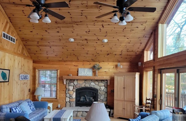 LOST LAKE CHALET (Hawks, MI): Vient de figurer! Les plaisirs de l'été vous attendent!