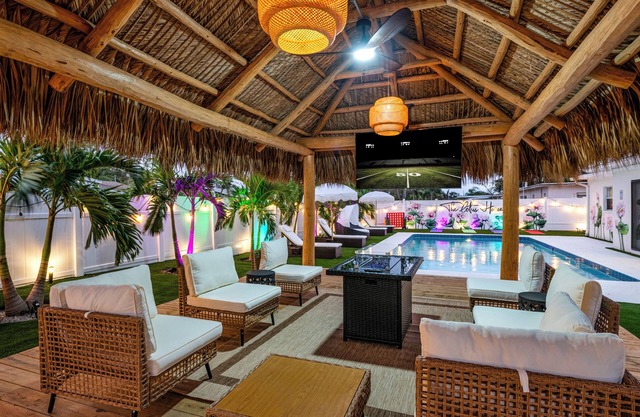 Lotus House ~ Heated Pool ~ Hot Tub ~ Tiki Hut ~ Golf ~ Theater ~ Pool Table