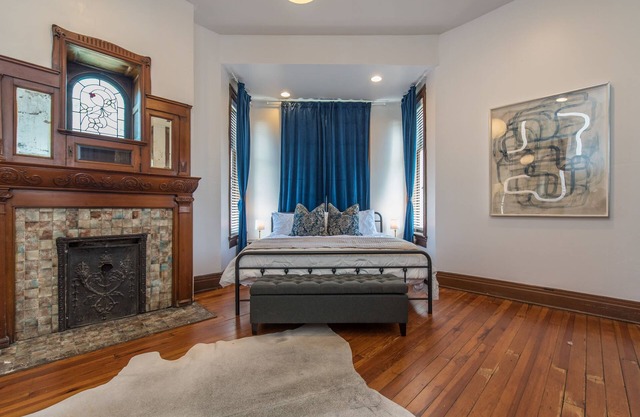 Loudon's Whimsical Apartment/ Walk to Greyline
