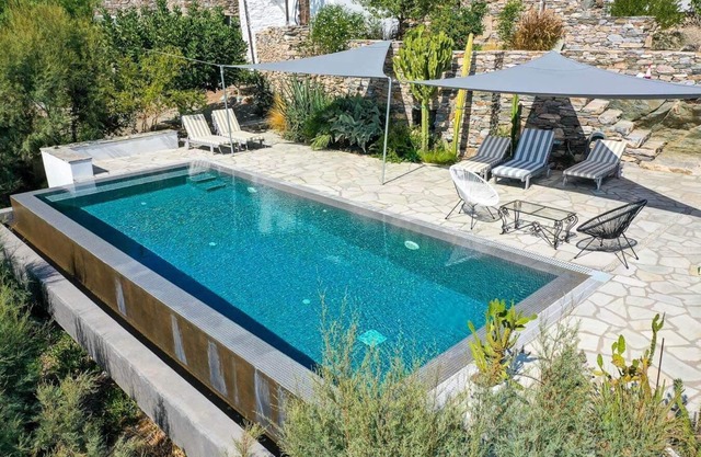 LouKouM , Cyclades villa avec piscine privéeLe village de vos vacances