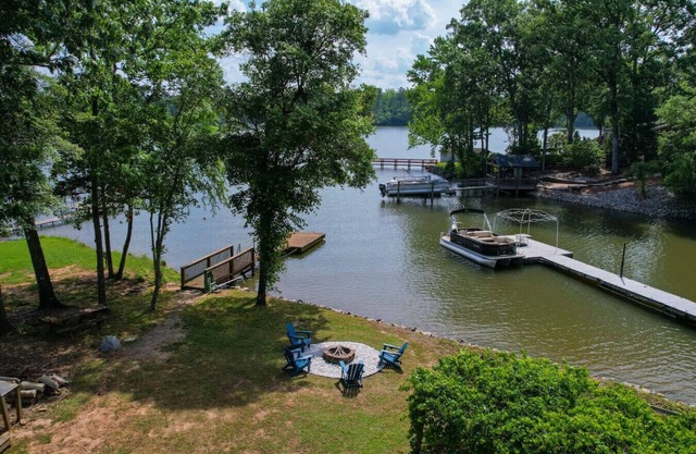Lounge on Lakewood | Sleeps 10 | Lakefront!