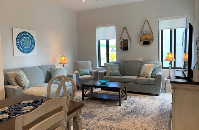 Une escapade de luxe | 5 min à pied de la plage | tout nouveau, magnifique condo