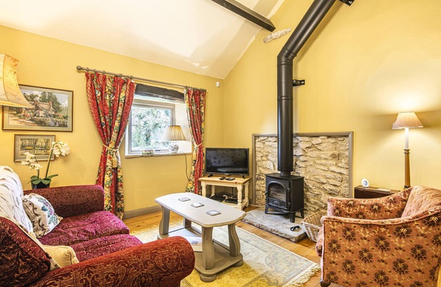 LOVE BIRD, pet friendly, character holiday cottage in Bakewell