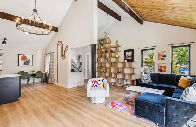 Love by the Lake - 3 bedroom Boho Bungalow in the Heart of The Shoreway