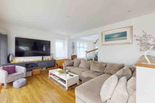Love Lancing by the Sea with optional large Hot Tub sleeps up to 8 & free parking