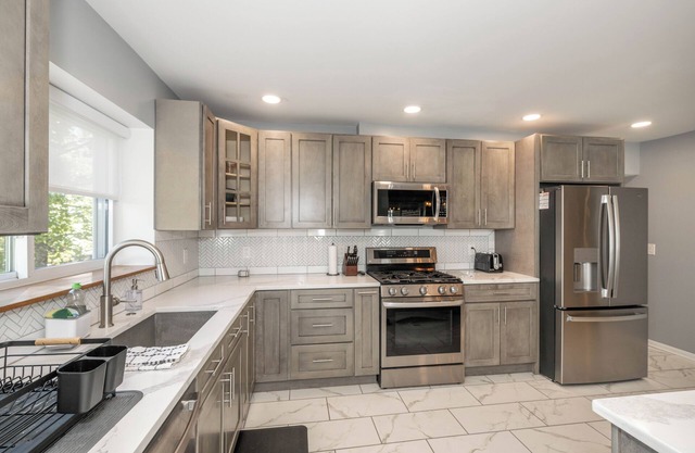 Love ‘n Life Haven – Spacious and Serene 5 BDR, Short Drive to Shopping & Dining