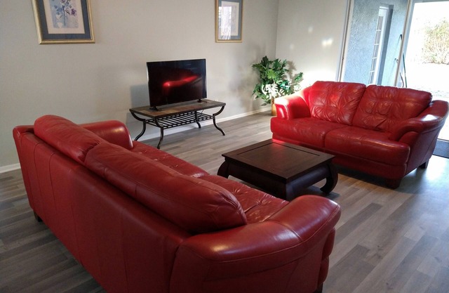 LOVE NEST--NEWLY RENOVATED Sleeps 7--CLOSE TO DOWNTOWN, AIRPORT & ATTRACTIONS