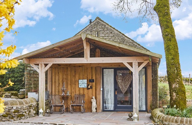 LOVE NEST, pet friendly, character holiday cottage in Bakewell
