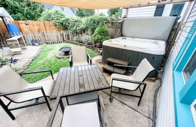 Love Shack by the track HOTTUB steps to Jet/Town