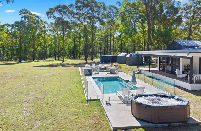 Lovedale Abode 13 bedrooms with heated pool & Acres