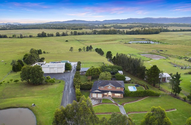 5 bed, king, firepit,pool, playground, arcade machine, alpacas, pets welcome!