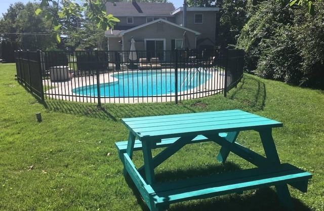 Charmante ferme 4BR 2BA avec piscine dans le quartier historique de Loveland pouvant accueillir jusqu'à 12 personnes