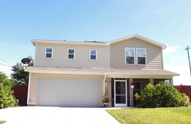 Lovelee Villa \ Cozy 2-Story Home in Beautiful Cape Coral!
