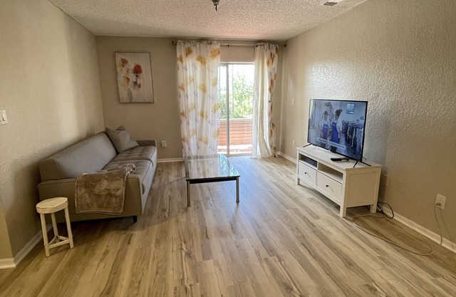 Lovely 1 bed condo with pool, tennis, volleyballand racketball court