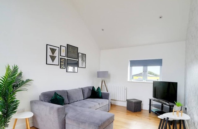 Lovely 1 Bedroom Flat with Free Off Road Parking
