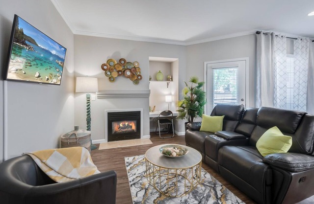Lovely 1-bedroom Apartment With Pool and Garage.