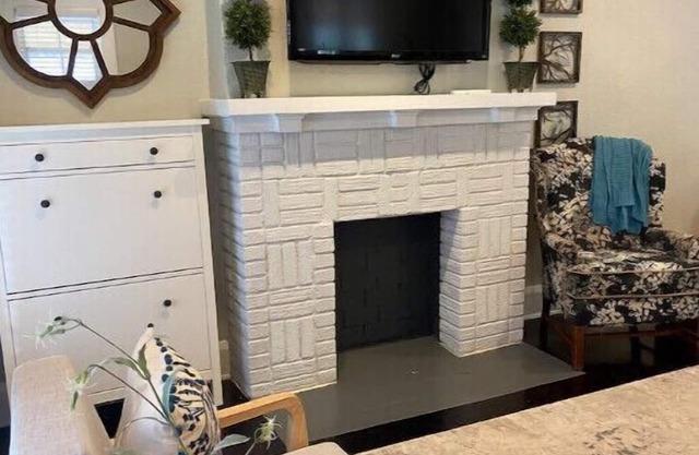 Lovely 1 bedroom condo. With its own driveway