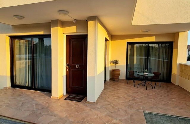 Lovely 1-Bedroom Ground Floor Flat in Pyla ☆ Walk to Beach & Private Yard ☆