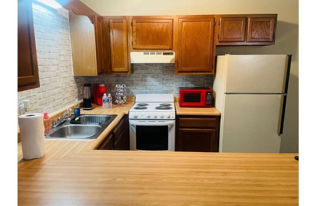 Lovely 1 bedroom unit w/indoor Fireplace - GSO