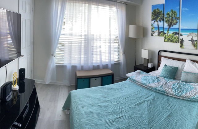 Lovely 1 BR Condo -Pool,Gym, Shops & Beach near