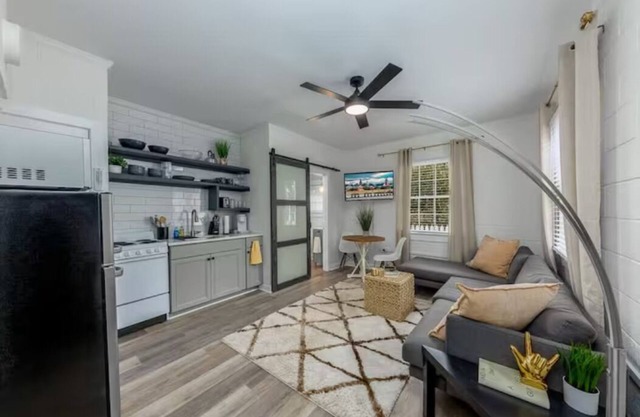 Lovely 1 BR with King bed Apt 4