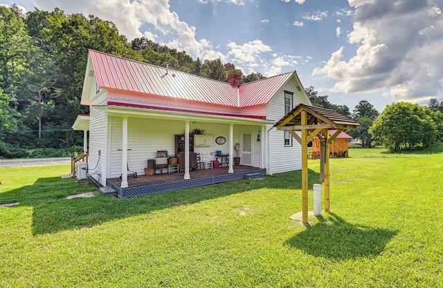 Lovely 1800’s Booneville Home w/ Antique Furniture