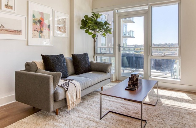 Lovely 1BR in Arlington, Pool + Pet-Friendly