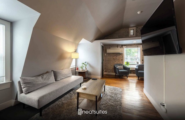 Lovely 1BR in Historic Ludlow - Behind the Art Shop