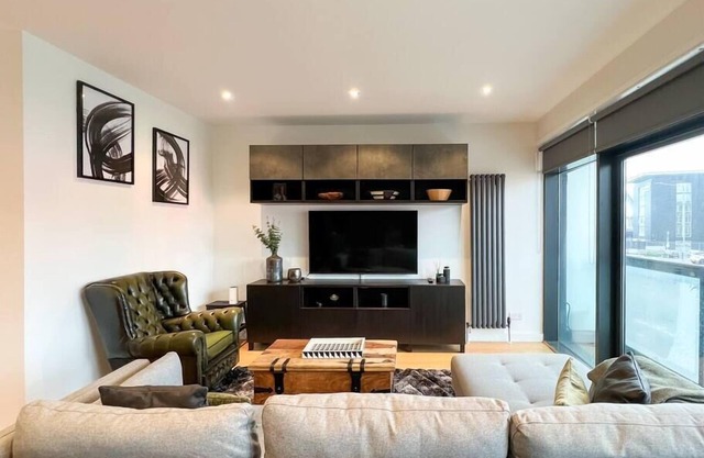 Lovely 2 Bed Duplex Apartment with Hydro Views