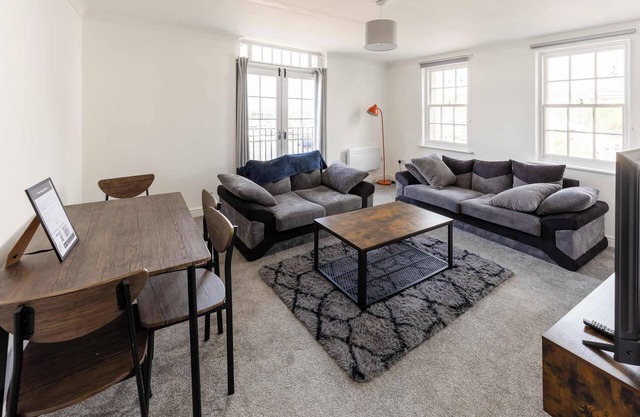 Lovely 2 Bed Harbourside Apartment with Sea Views