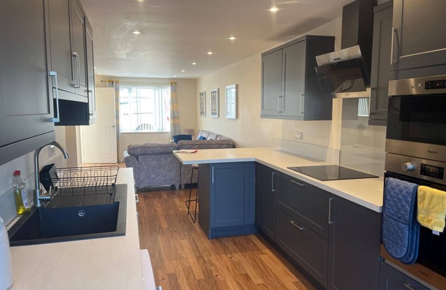 Lovely 2 bed house in Lincoln, 12 minute walk from the famous Bailgate. Sleeps 5