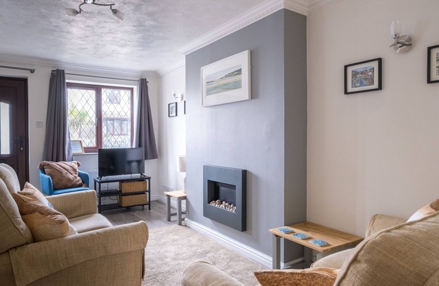 Lovely 2 bed house in Padstow, parking, garden.