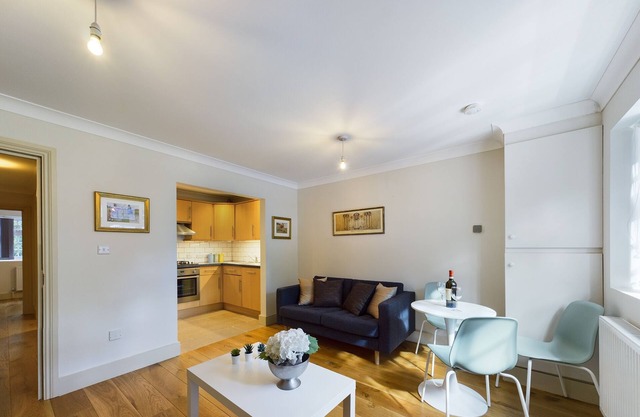 Lovely 2-bed Redhill town centre apartment