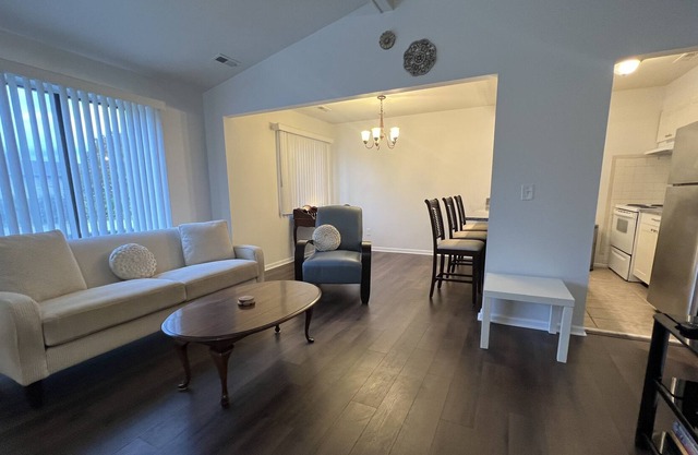 Lovely 2 bedroom condo in great location with free parking