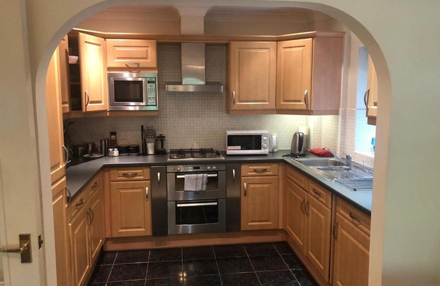 Lovely 2 bedroom 2 baths flat with free parking