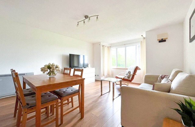 Lovely 2 bedroom apartment great transport links to Central London!