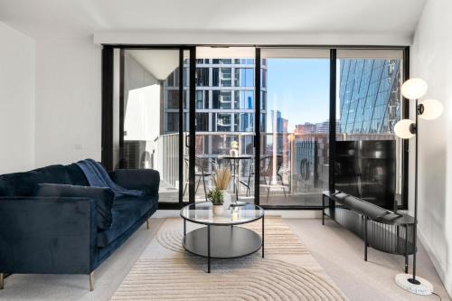 Lovely 2 Bedroom Apt at Marvel Stadium with Car Park and Rooftop Pool