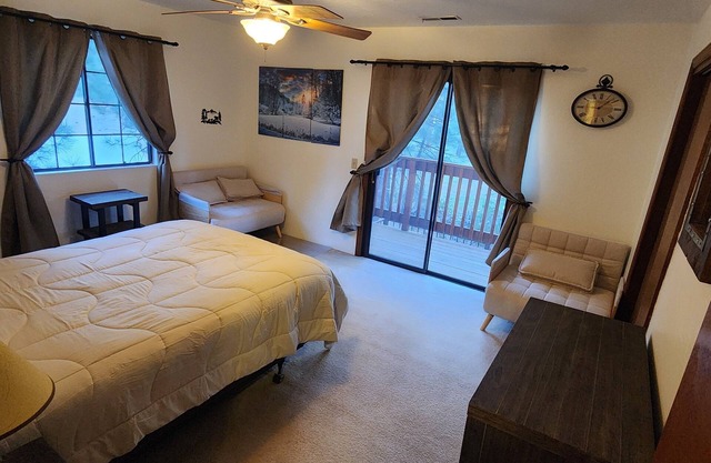 Lovely 2-bedroom cozy cabin in center of Big Bear Lake, close to all attractions