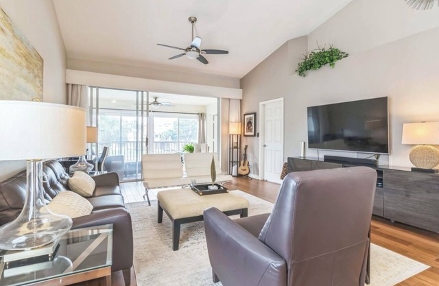 Lovely 2-bedroom condo with Lake View, WiFi in beautiful Naples