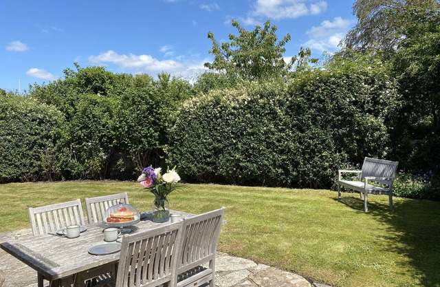 ** LOVELY 2 BEDROOM COTTAGE, GREAT LOCATION **
