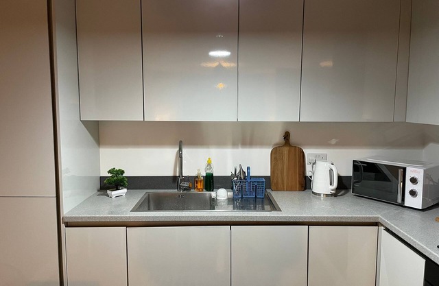 Lovely 2 Bedroom Serviced Apartment with Parking