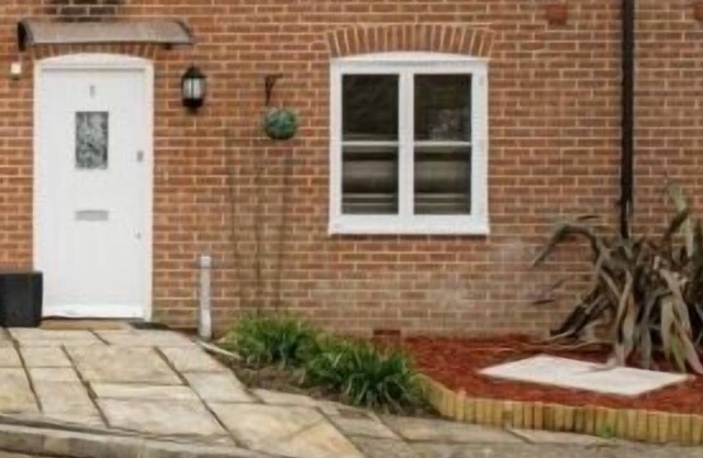 Lovely 2-bedroom holiday home with free parking.