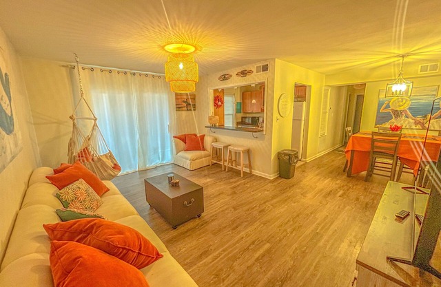 Lovely 2 bedroom condo walking distance to Beach Condominium - Entire home