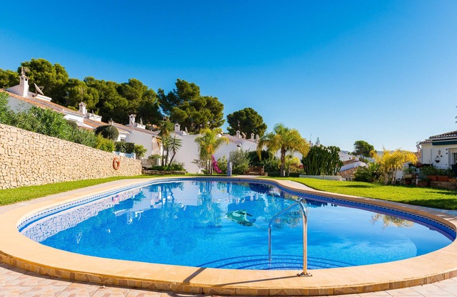 Belle villa de 2 chambres avec piscine - à seulement 20 minutes à pied de la plage. Wifi.