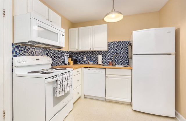 Lovely 2 BR Condo - near both medical centers