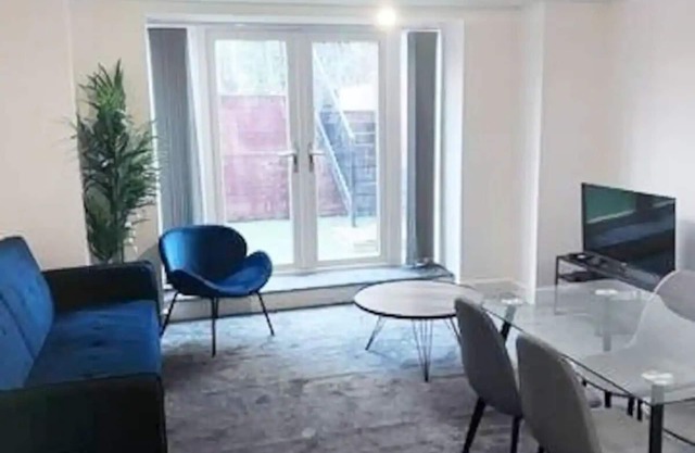 Lovely 2-BR Flat near Salford Royal
