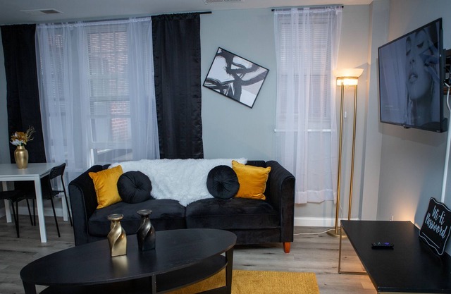 Lovely 2 BR Free Parking W/D