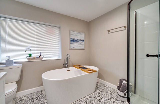 Lovely 2Bed\2 Bath\Full Kitchen and Soak Tub
