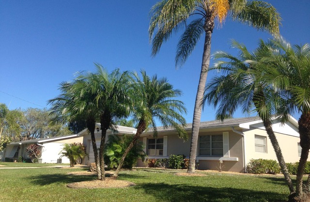 Lovely 2BR/1.5BA house with lanai, private heated pool in quiet neighbourhood