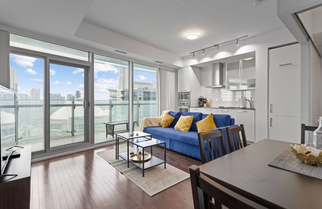 Lovely 2BR - Free Parking CN Tower & Lakeview!